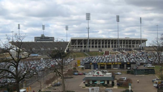 Mississippi_Veterans_Memorial_Stadium