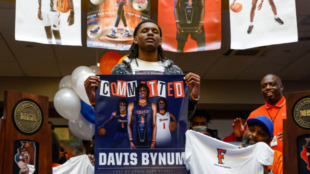 East St. Louis 2024 forward Davis Bynum commits to Cal State Fullerton