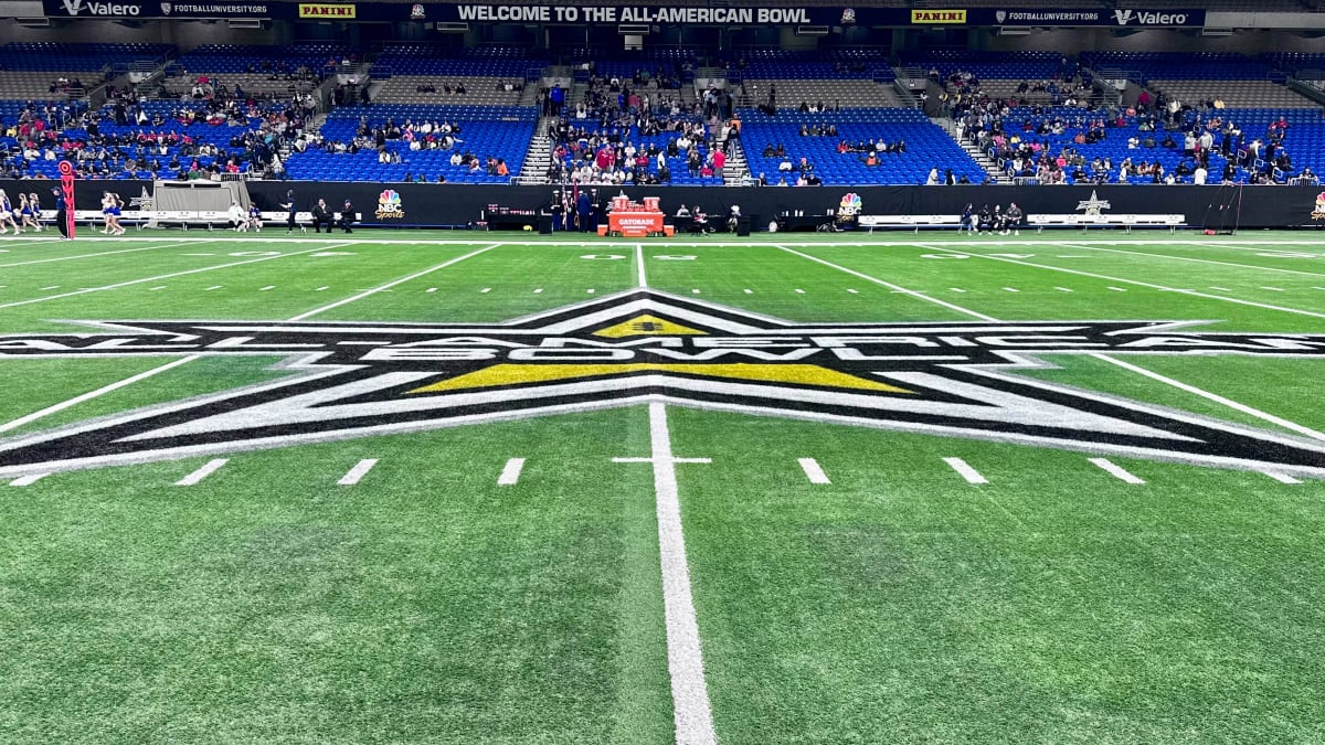 File:Members of the U.S. Army All-American Bowl West Team prepare to run  warm-up