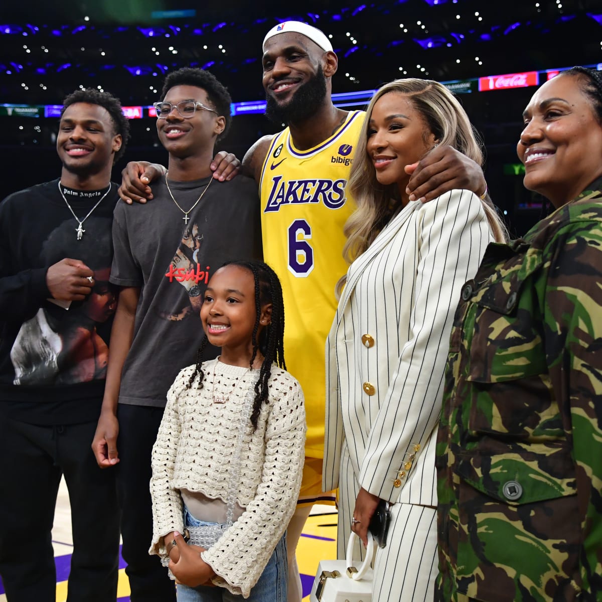 LeBron James family celebrations after breaking NBA point-scoring record