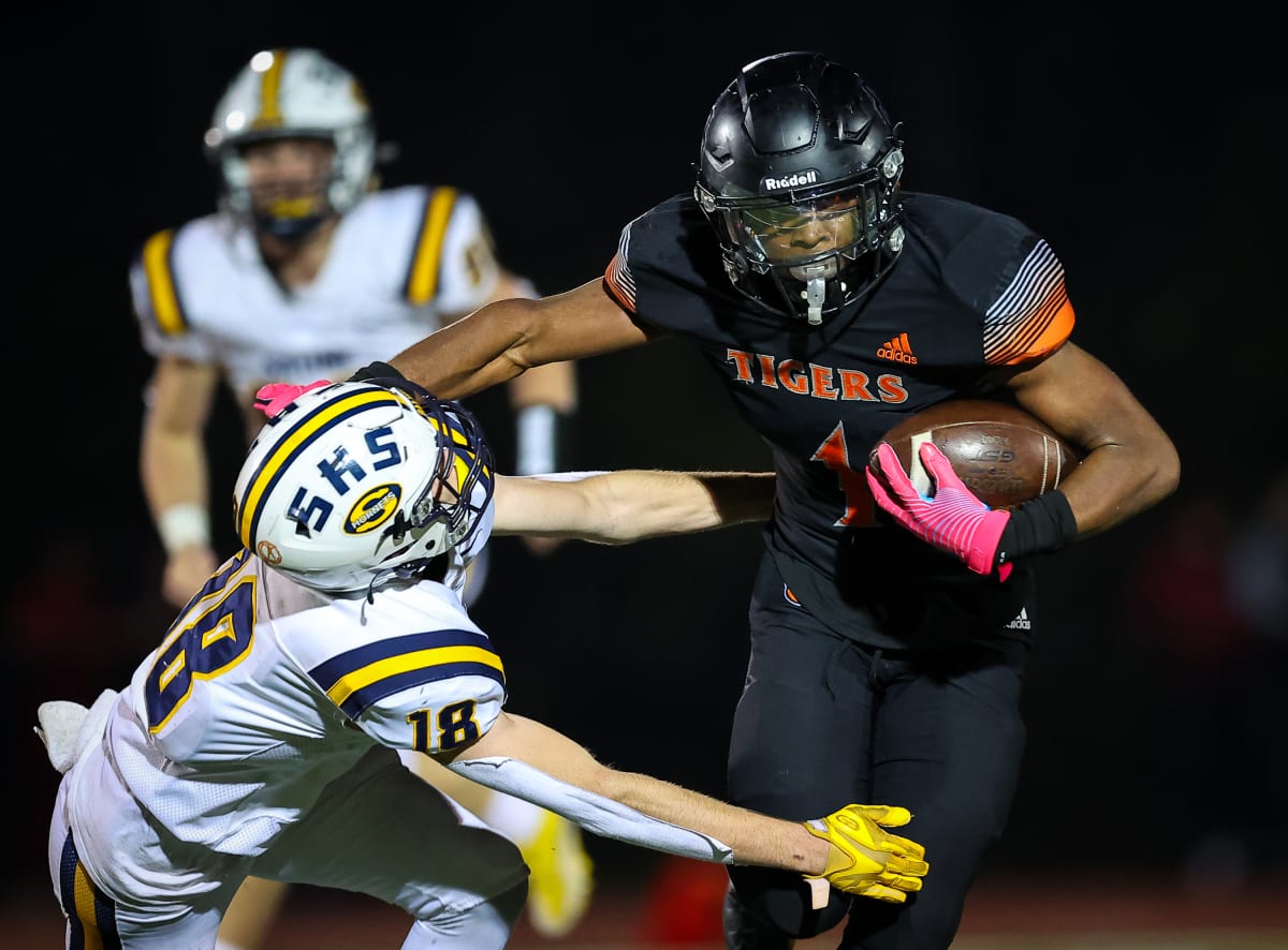 Belleville vs. Saline: Live updates from the District football final