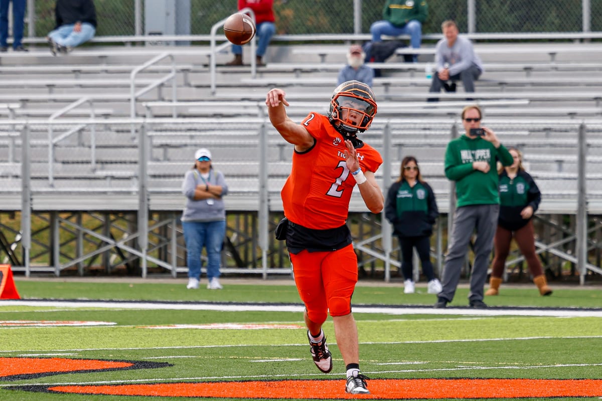 Jake Curry leads Edwardsville to a dominant 48-14 victory over Glenbard West