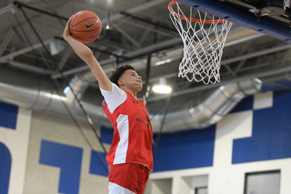 Isaiah Watts rises for a dunk at the "PT40," a college showcase in Portland in October. (Photo by Ken Waz)
