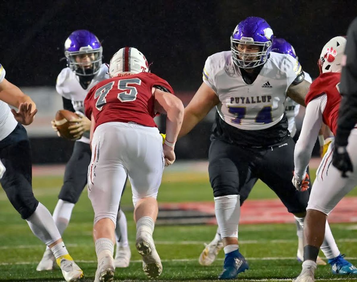 Dave Iuli (No. 74) clears the way for the Puyallup offense during a regional playoff win over Mount Si. (Photo by Vince Miller)