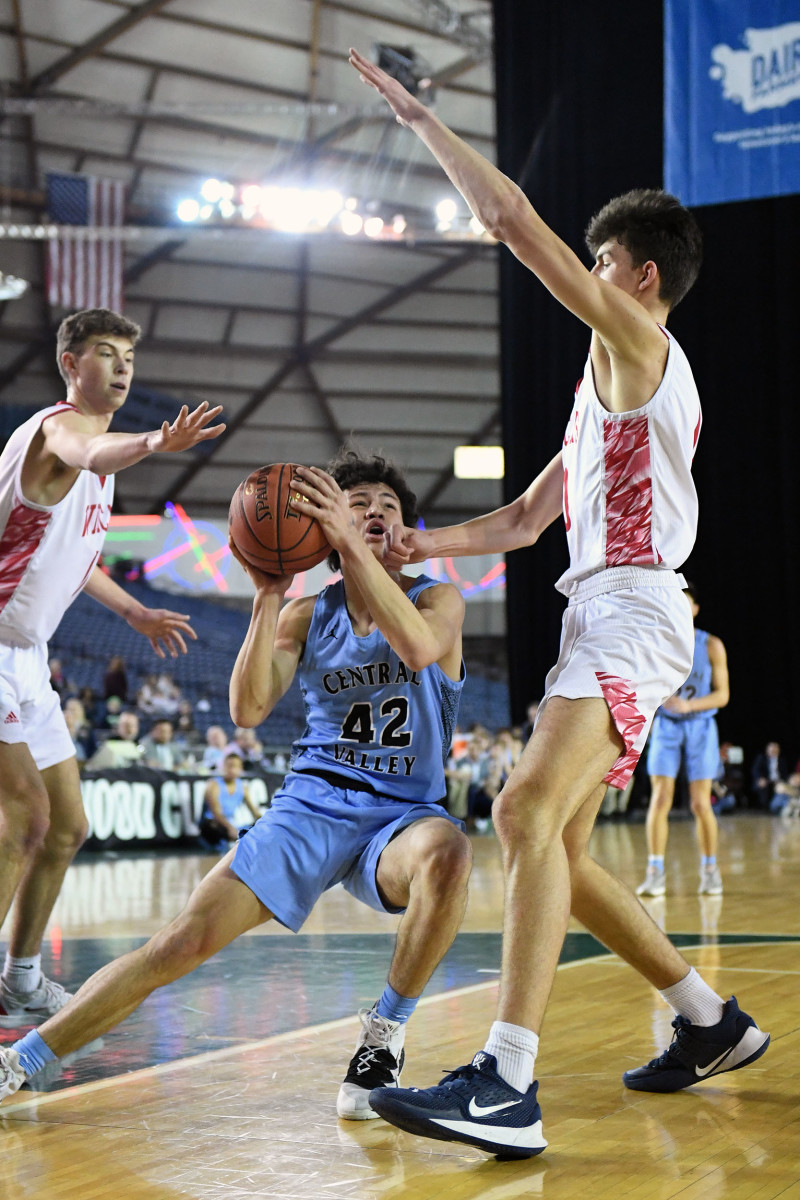 Teagen Hoard drives on Mount Si defenders in the 4A state finals in 2020. (Photo by Vince Miller)