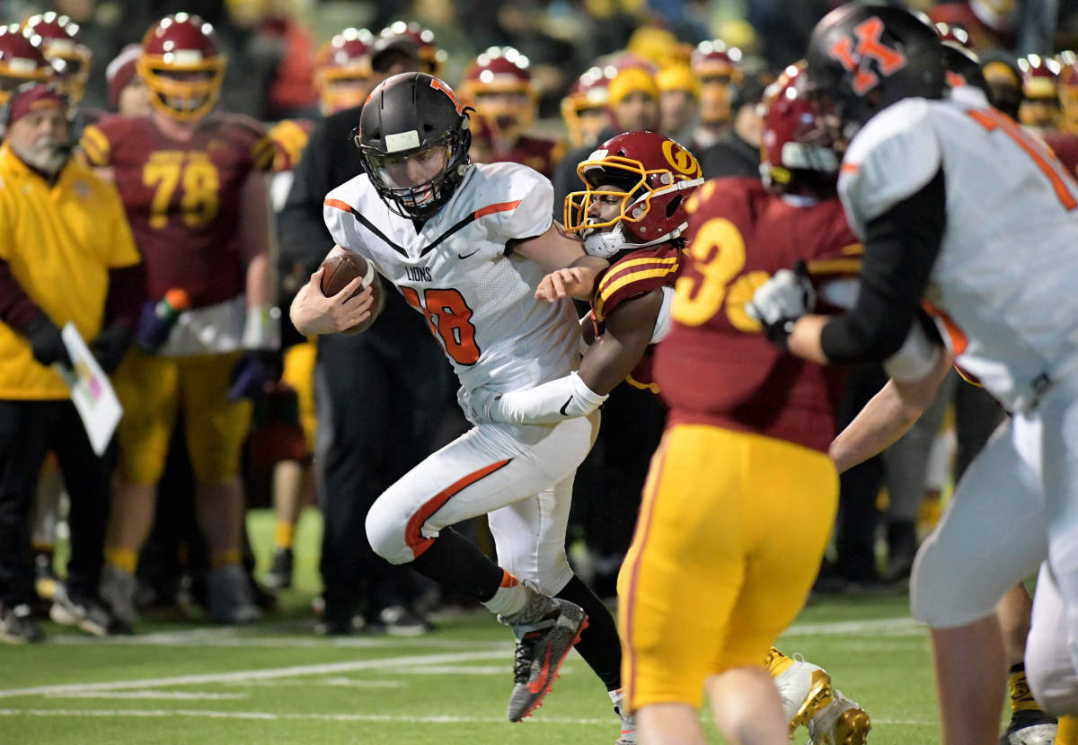 Myles Mayovsky runs against O'Dea in the 2019 3A state semifinals. (Photo by Vince Miller)