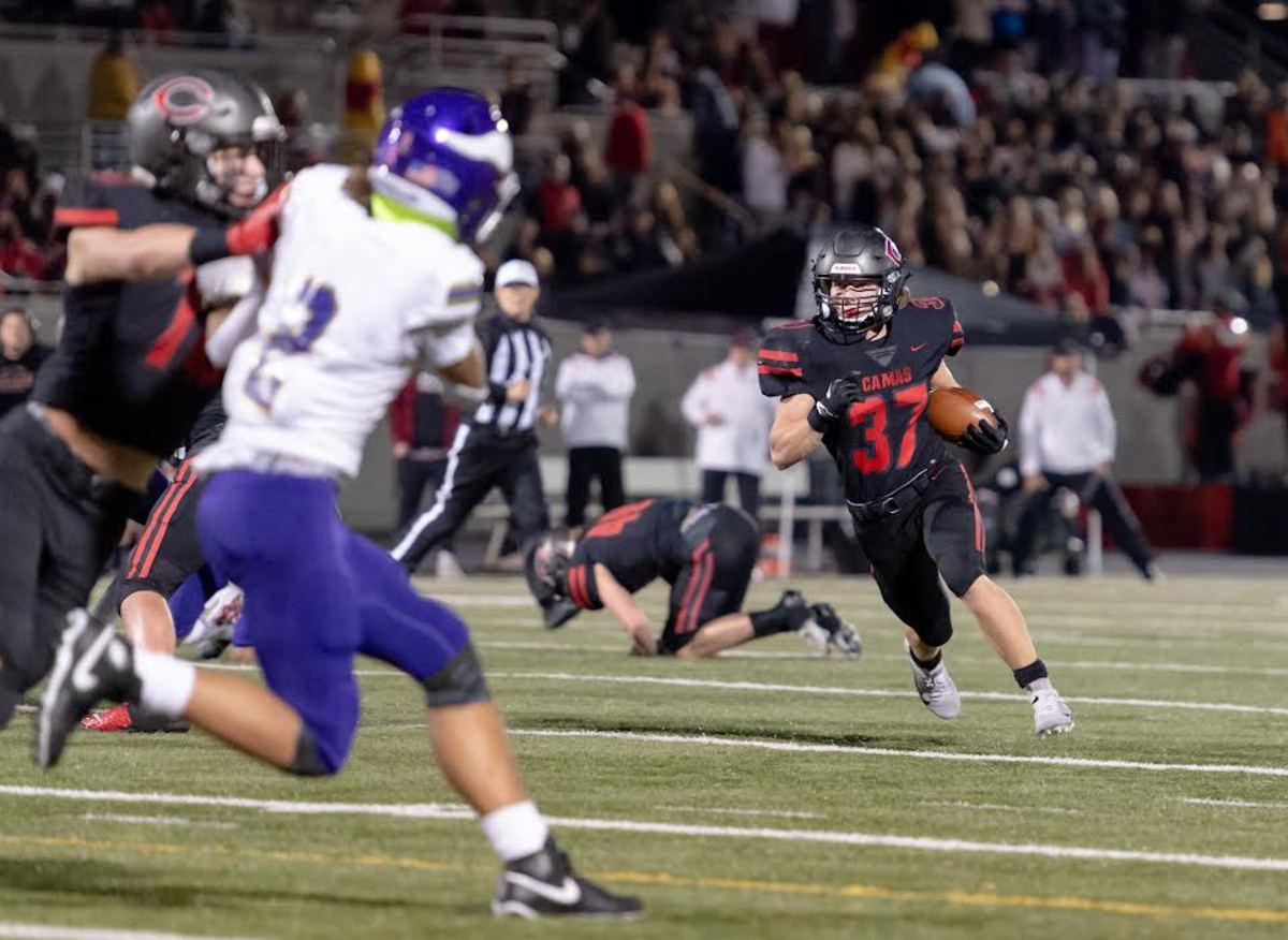 Camas' Jon Schultz turns upfield and looks for blockers in a 4A State Tournament football game on Saturday, Nov. 13, 2021, at Doc Harris Stadium in Camas. The Papermakers topped Puyallup 17-7 to advance to the state quarterfinals. (Joshua Hart/For Scorebook Live)