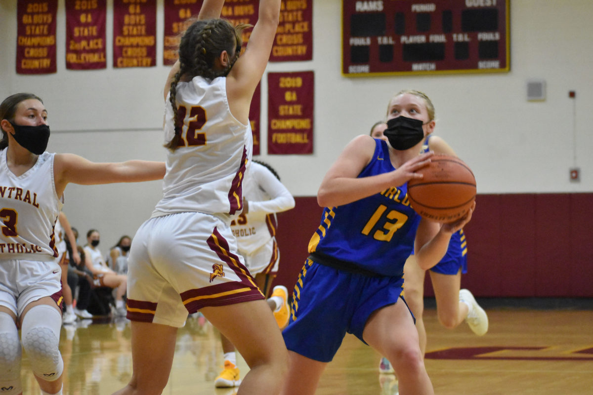 Barlow's Lindsay Barden leans away from Central's Lucy Cratsenberg to get off a shot attempt.
