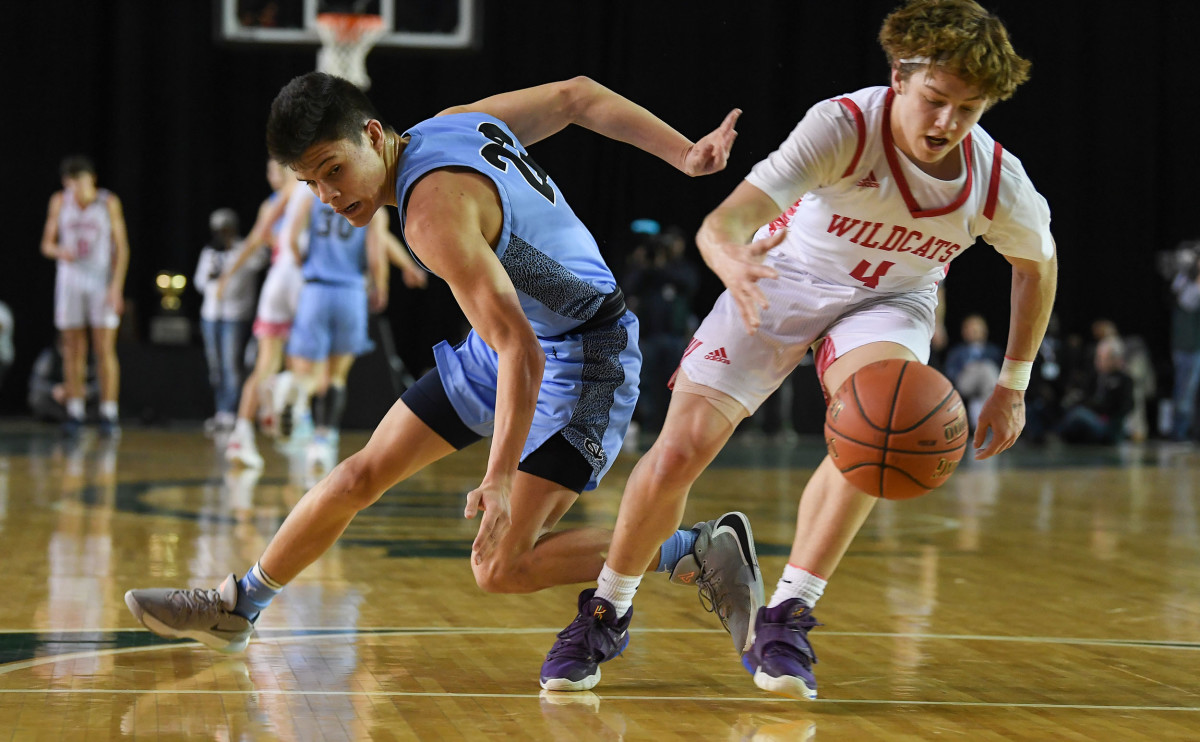 Mount Si point guard Bennett O'Connor evades Central Valley's Dylan Darling in the 2020 4A state championship game as sophomores. Two years later, both have led their respective teams back.