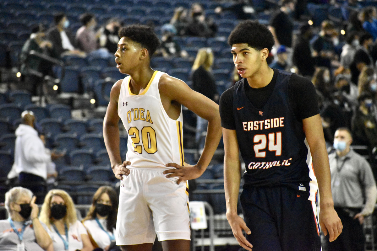 Cofie (right) lines up to guard O'Dea sophomore big Miles Goodman in the first round of the Class 3A state playoffs. 