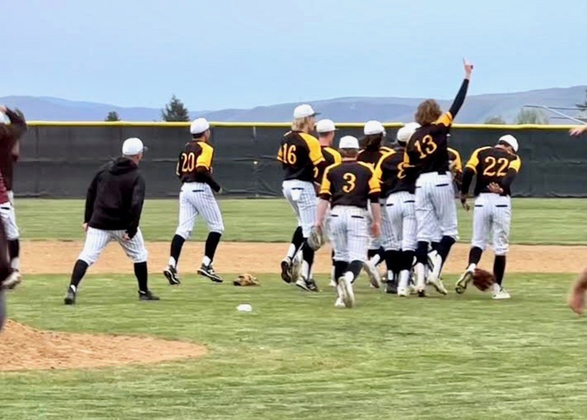 Moses Lake, the 2019 Class 4A state champion, ends West Valley of Yakima's 19-game winning streak for the district title