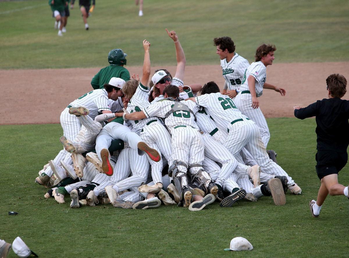 De La Salle's baseball team celebrating its 2022 Northern California Division 1 championship after a win over Saint Francis-Mountain View. Photo: Dennis Lee