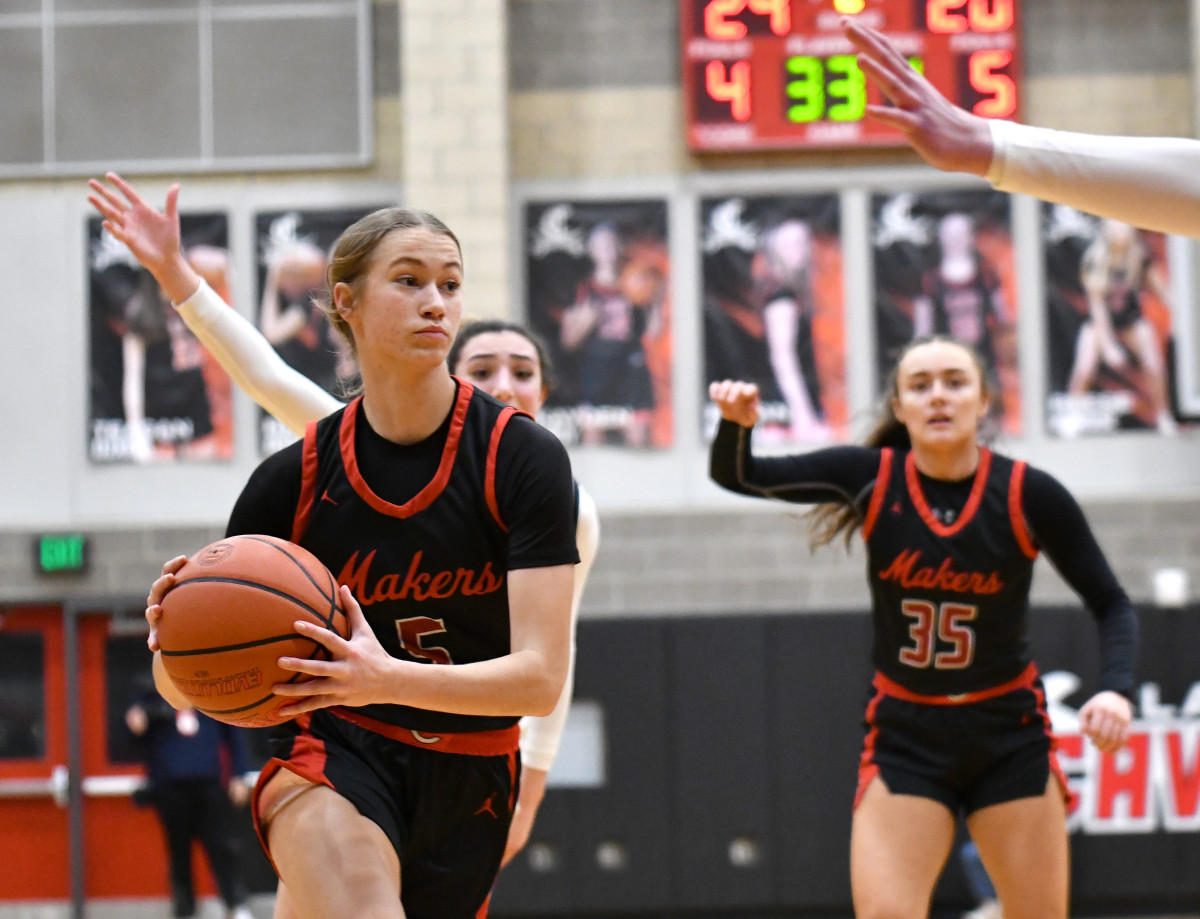Clackamas (Oregon) defeated Camas (Washington) 60-50 to deliver bragging rights to Oregon in showdown between the No. 1 girls basketball teams from both states on January 30, 2023.