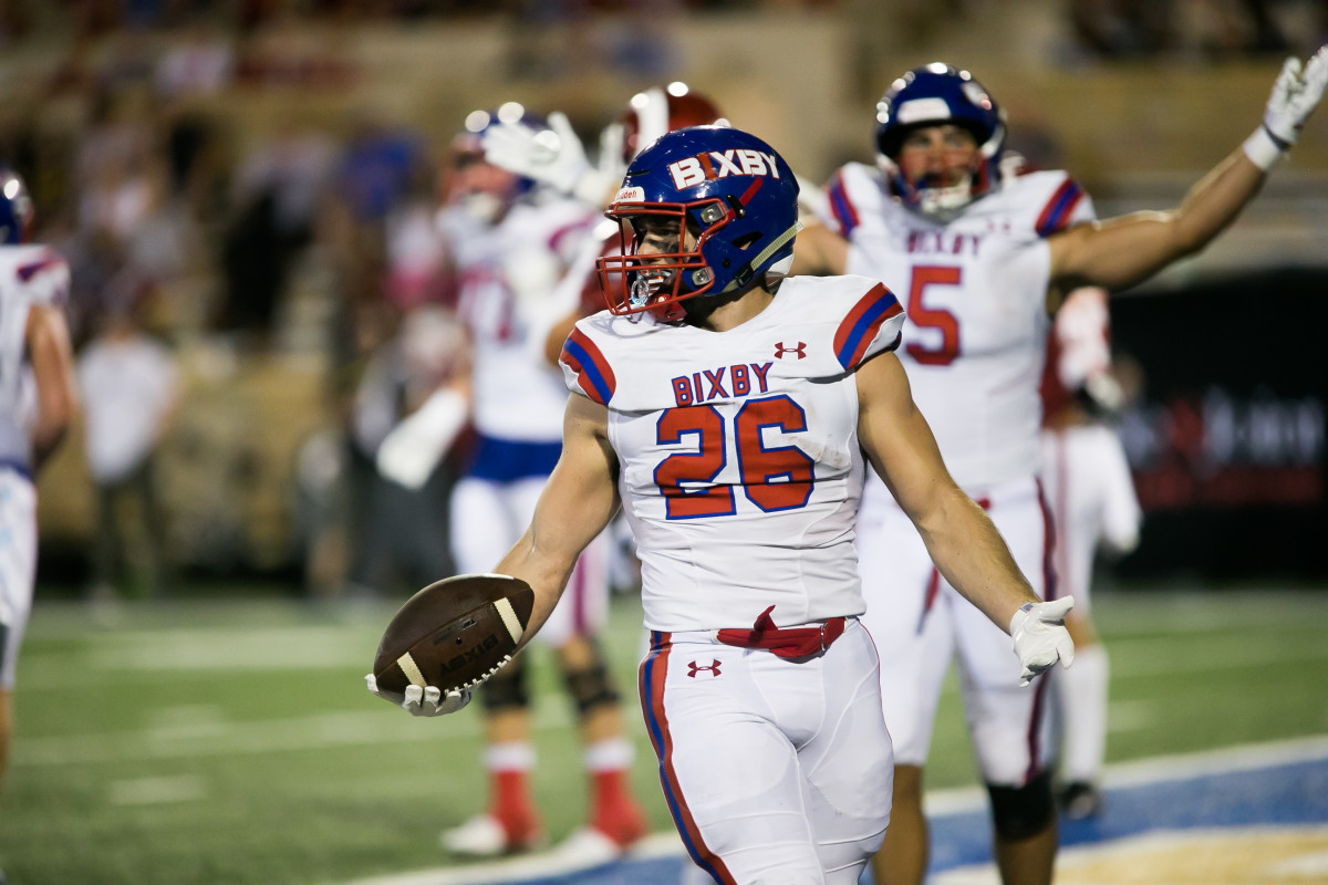 Photo of Jersey Robb playing football for Bixby by Karen Schwartz 