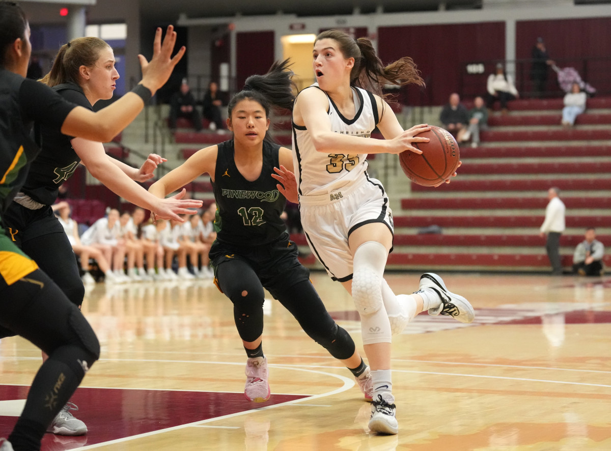 Five-star junior Morgan Cheli (33) shows no signs she slowing down from a knee injury earlier in the season. She had 18 points on Friday. Photo: Darren Yamashita
