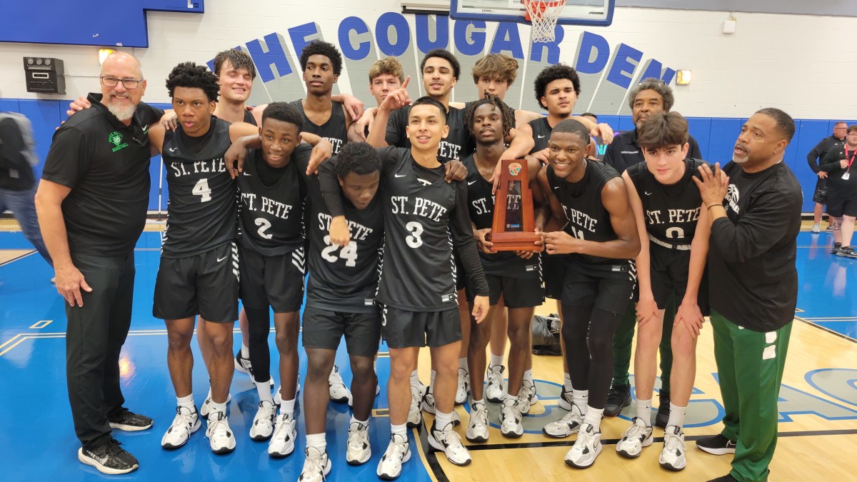 St. Petersburg celebrates regional championship victory at Barron Collier on Friday.