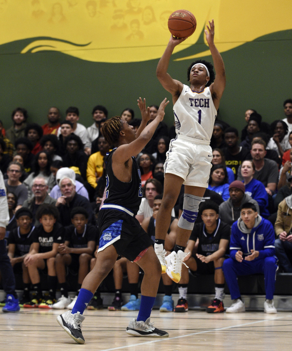 Ahmaree Muhammad (1) had a game-high 24 points for the winning Bulldogs. Photo: Eric Taylor
