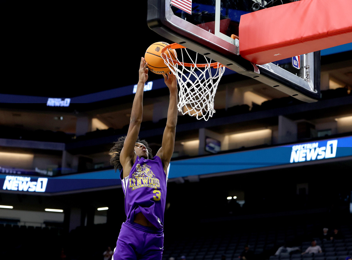 Chace Holley (3) goes up high in the state finals last season at the Golden 1 Center in Sacramento.