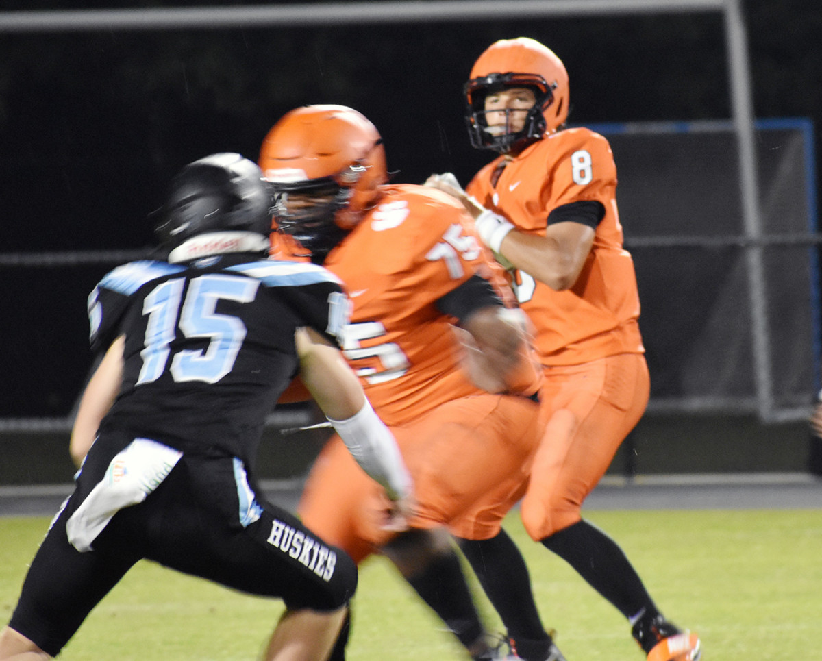 Tohopekaliga quarterback Sabby Meassick (8) showed off his big right arm, which 3,044 yards and 38 touchdown passes last fall, in Thursday's spring game against Hagerty.