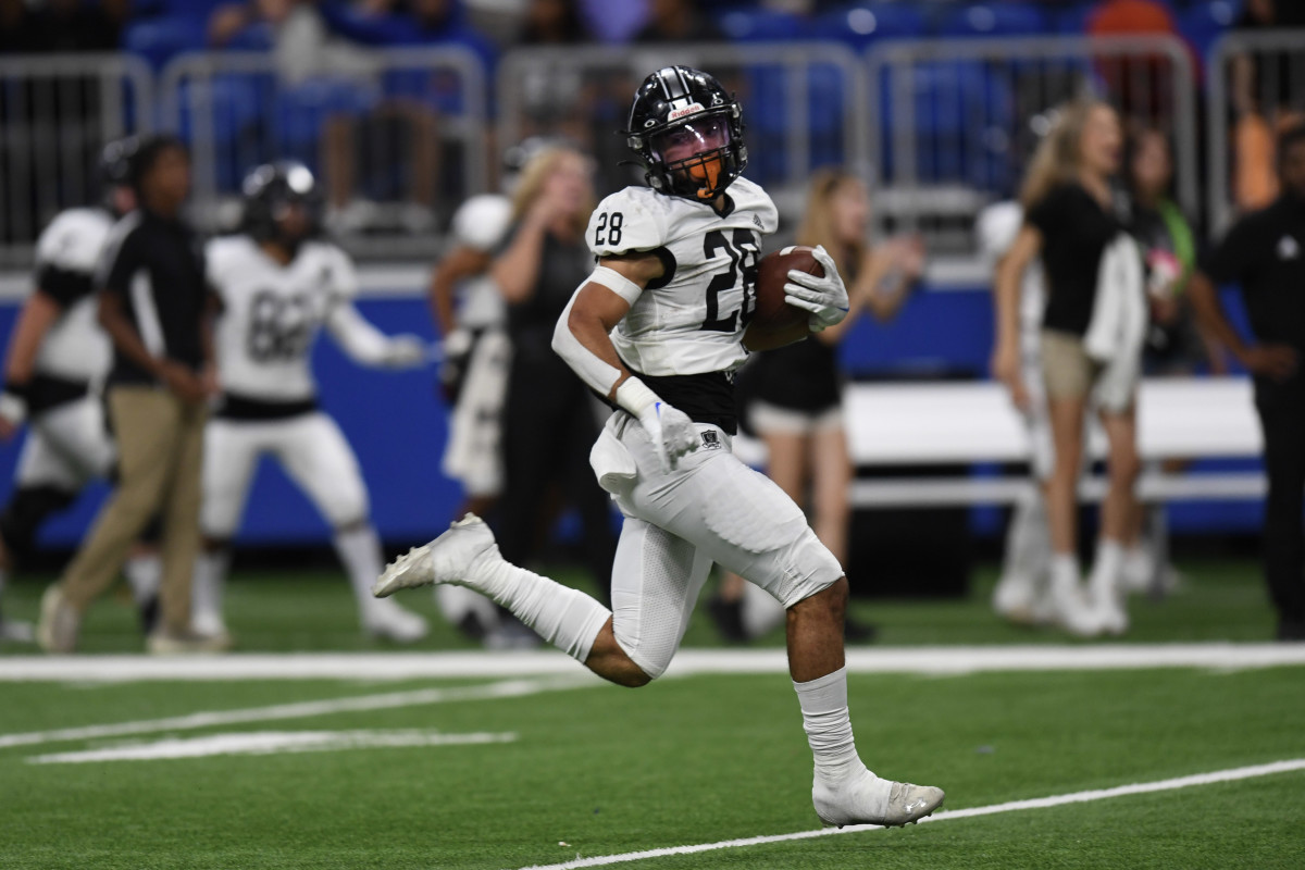 Steele sophomore running back Jonathan Hatton races through the open field during the 2023 season. 
