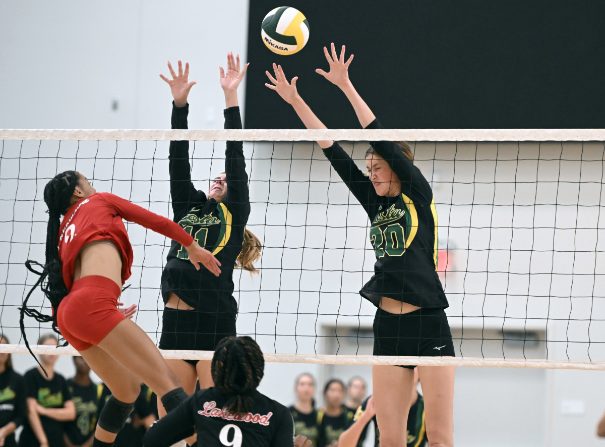 Double Mira Costa block of Erin Inskeep (11) and Bryn Shankle (20). Photo: Heston Quan