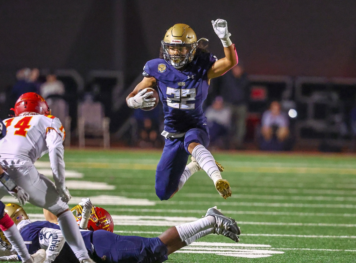 Elk Grove running back Jeremiah Rosales (22) rushed for 113 yards on Friday. Photo: Ralph Thompson.
