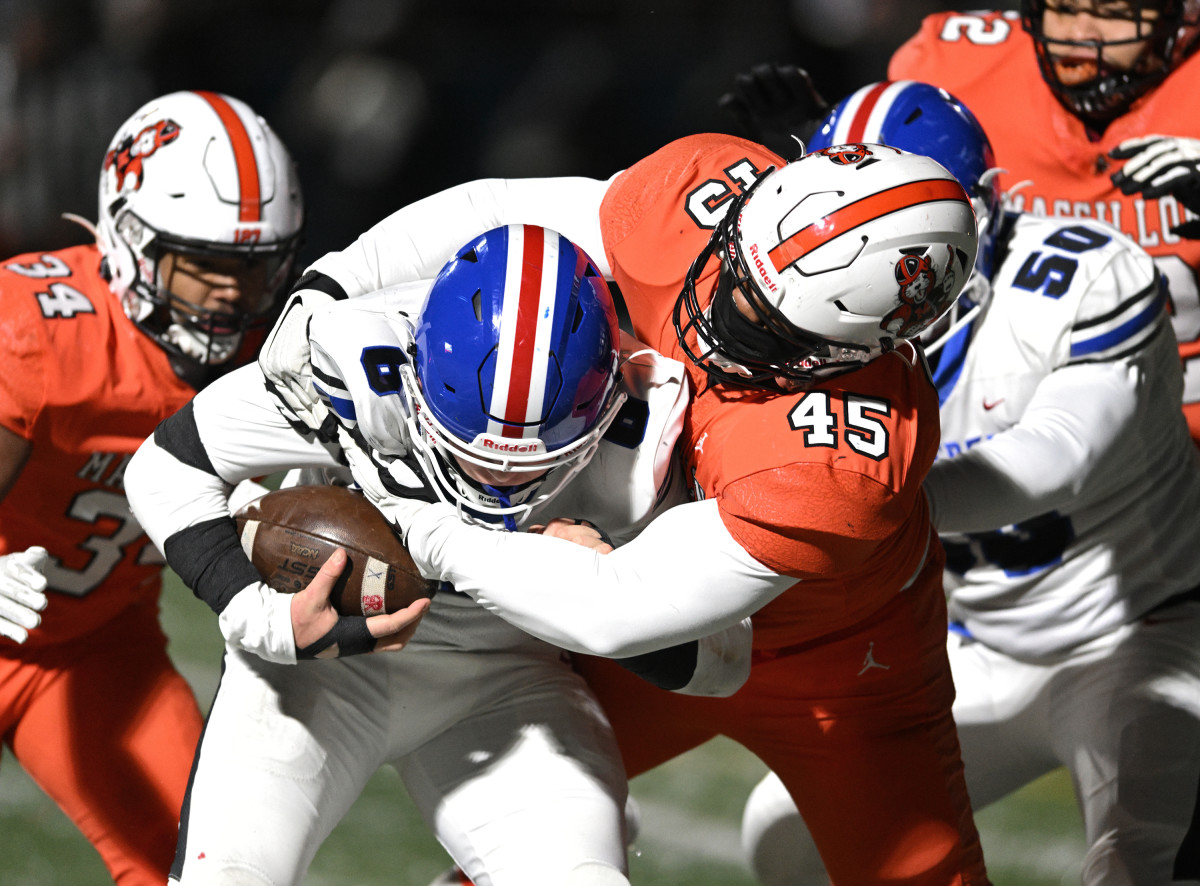 Massillon's Mike Wright, Jr. (No. 45) makes a tackle during the 2022 regional finals against Lake. Photo credit: Jeff Harwell, SBLive Sports 