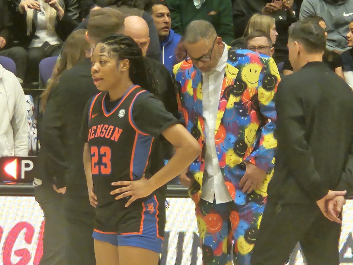 Benson coach Eric Knox never disappoints with his choice of wardrobe. (Credit René Ferrán)