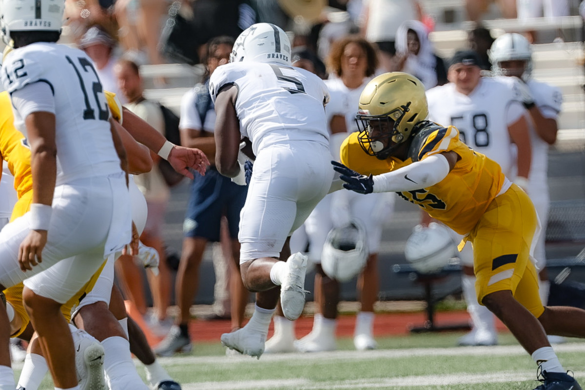 Kedrick Burley (15) attempts a tackle on St. John Bosco (California) running back Chauncey Sylvester (5) in a 20-7 loss in a nationally ranked showdown on Aug. 28.