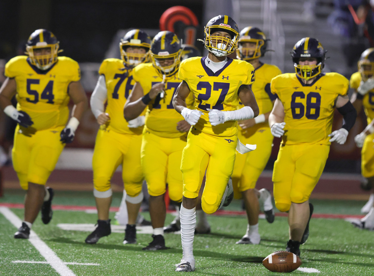 Punahou returns to the field during Saturday's Honor Bowl