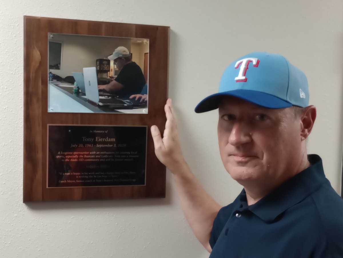 Buck Ringgold of SBLive Texas, right, alongside a commemorative plaque of former Aledo (Texas) sports editor Tony Eierdam.