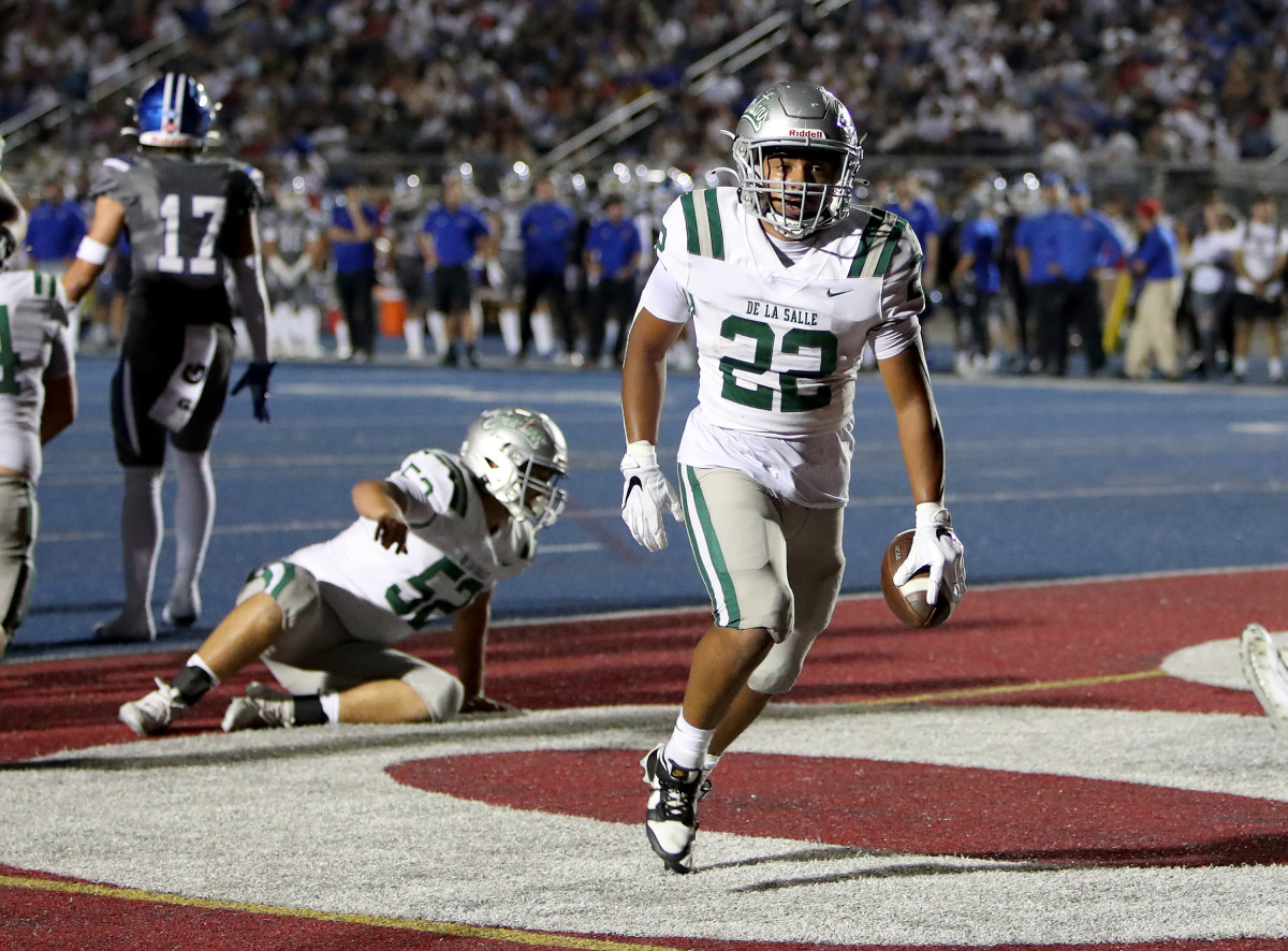 Derrick Blanche Jr. races to back of the end zone after his 3-yard TD run gave De La Salle a 7-0 lead. Photo: Dennis Lee