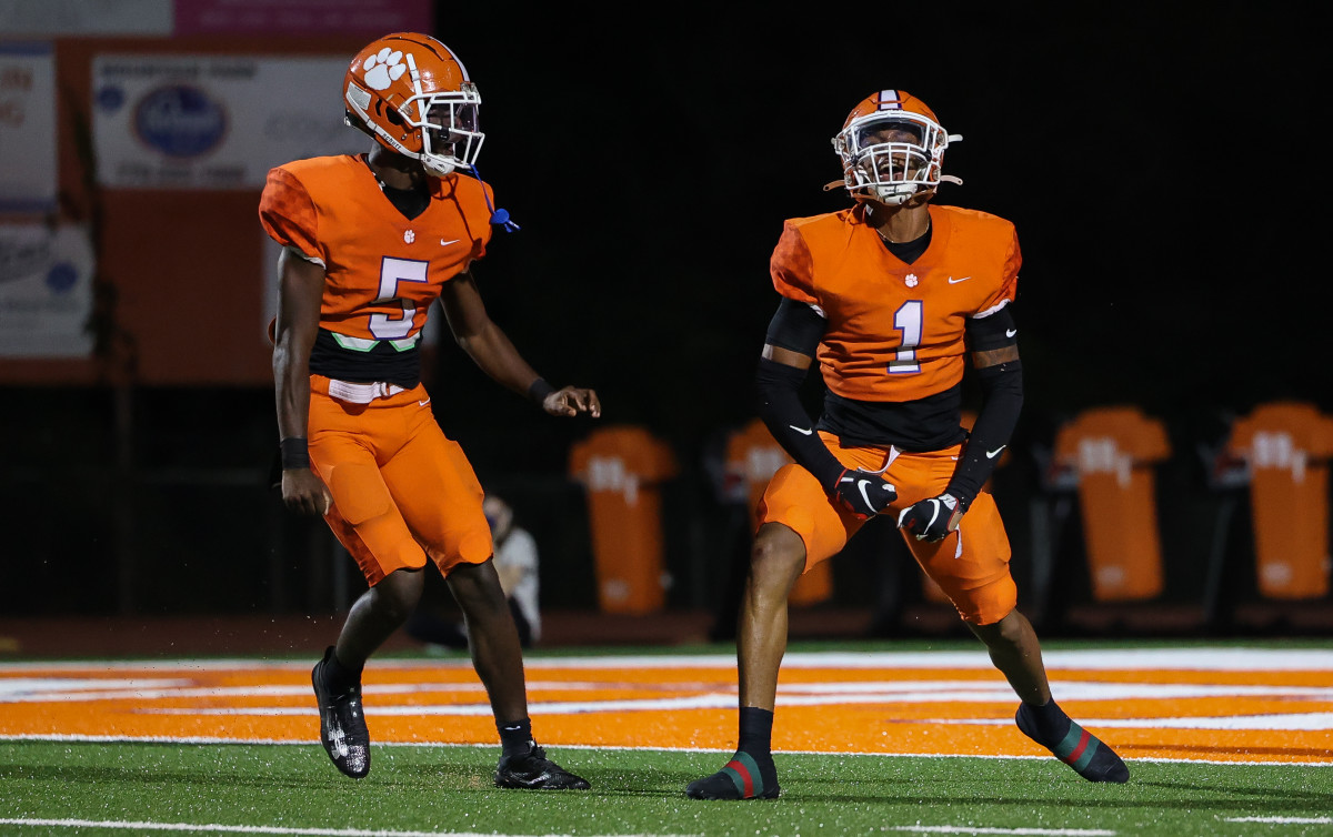 Jalyn Crawford (1) celebrates with teammate Terrence Curtis (5)