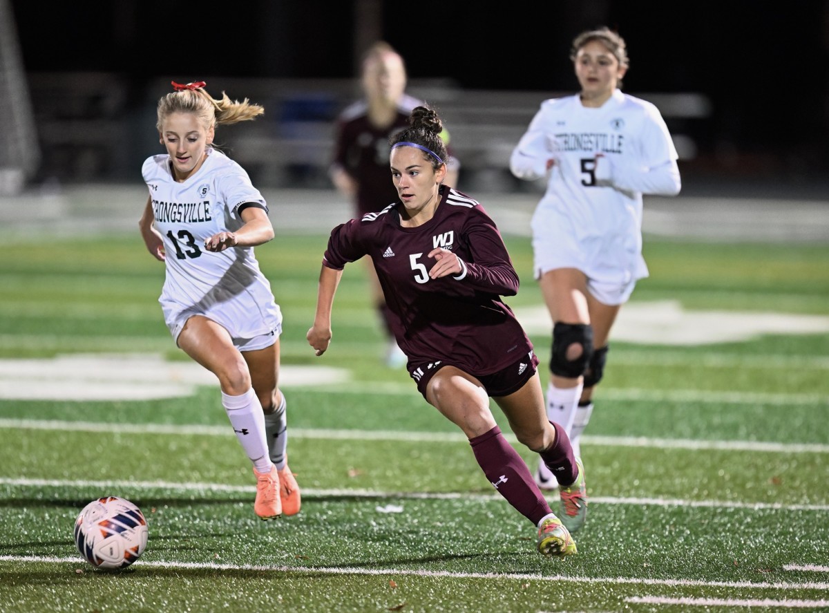 Walsh Jesuit junior Hannah Pachan heads up the field during the Division I state semifinal against Strongsville on November 7, 2023. Photo credit: Jeff Harwell, SBLive Sports 