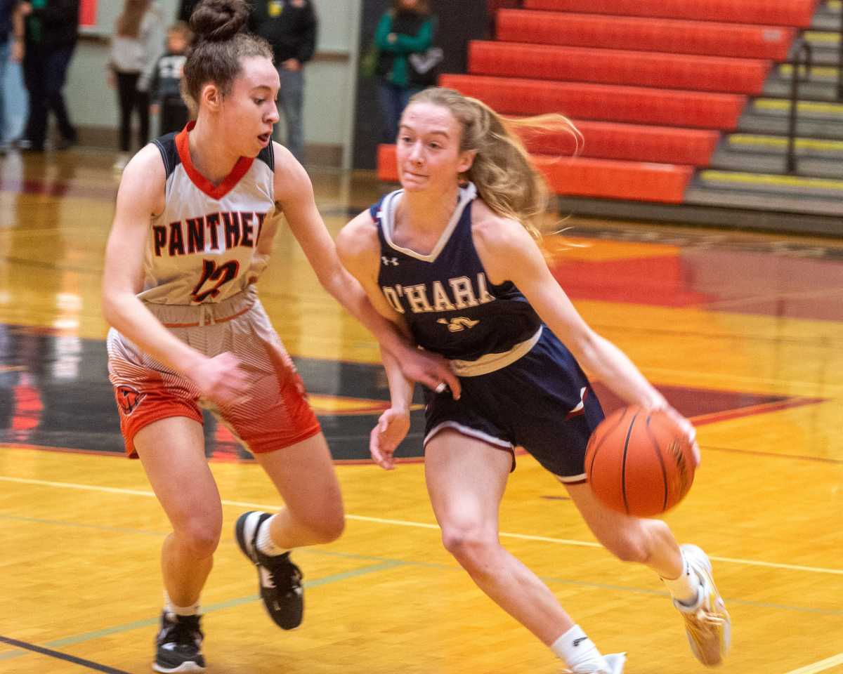 Cardinal O'Hara's Joanie Quinn dribbles around the defense by Central's Bella Chimienti.