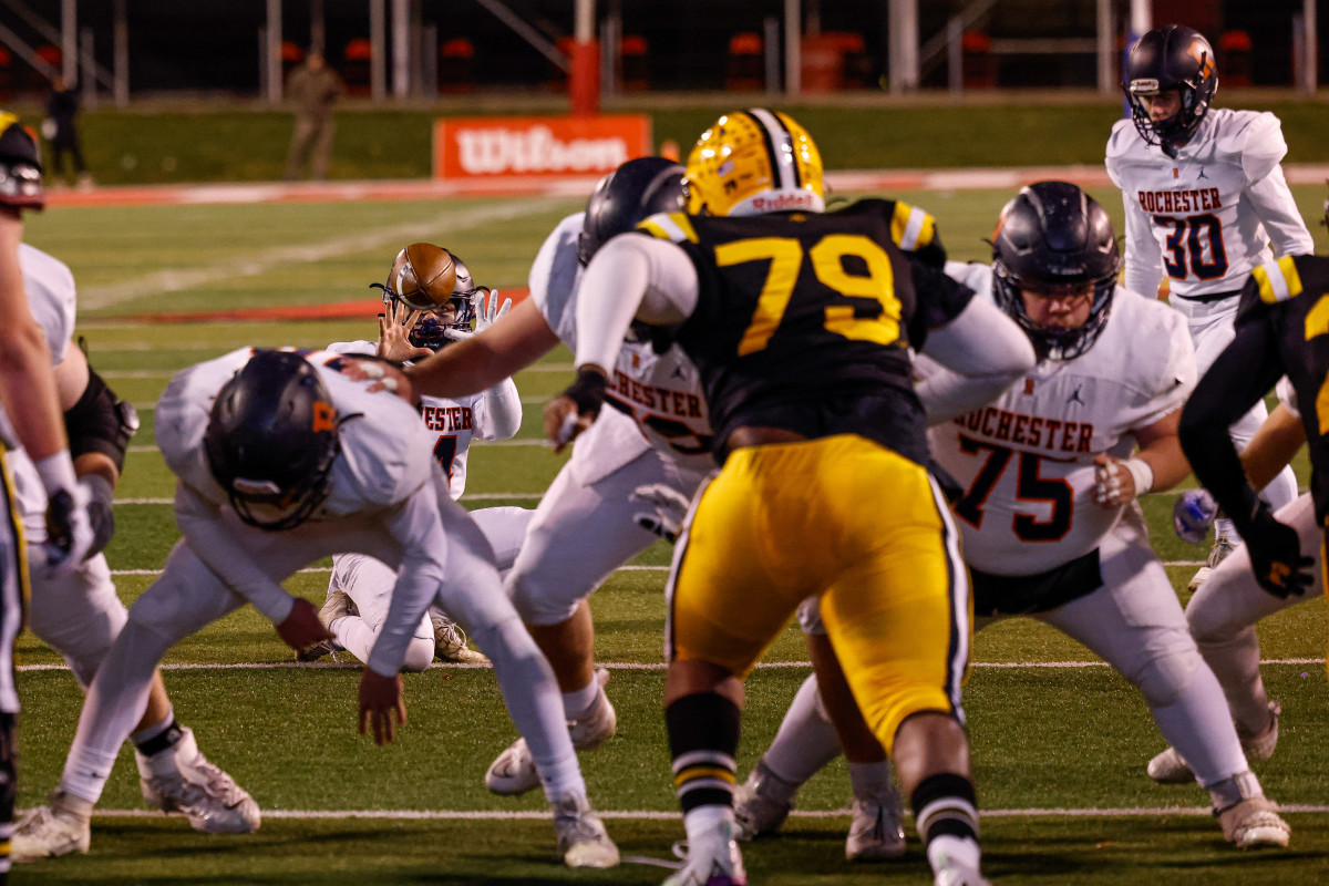Rochester rolls past St. Laurence in Illinois 4A football championship