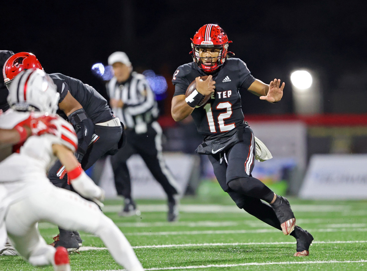 Imhotep Charter quarterback Mikal Davis runs the ball during the 2023 PIAA Class 5A state championship game. Photo credit: Paul Burdick, SBLive Sports