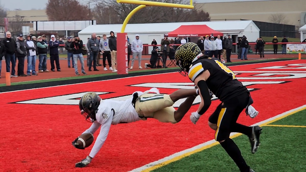 Belle Vernon's Anthony Crews dives into the end zone for a touchdown in the 2023 PIAA Class 3A state championship game. Photo credit: Ryan Isley, SBLive Sports 