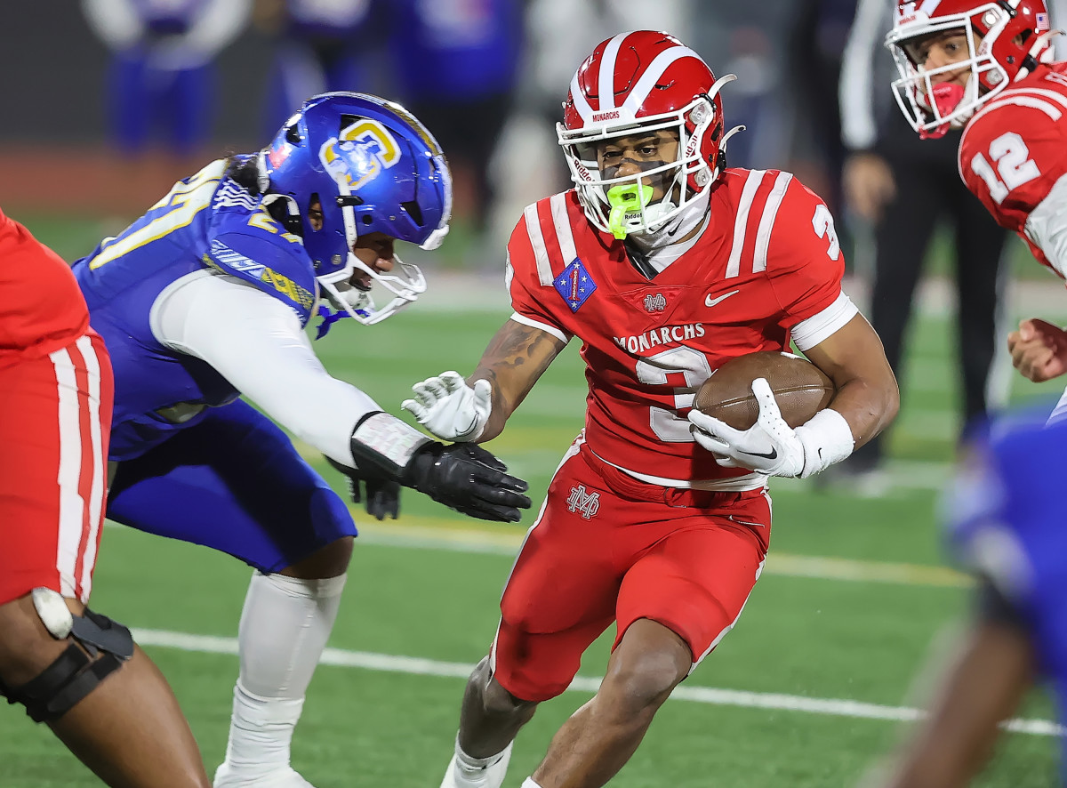Ajon Bryant (3) was one of three Mater Dei running backs to rush for at least for 500 yards to go along with nine touchdowns. 