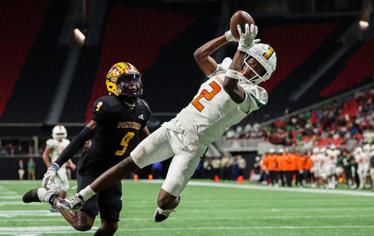 Stockbridge's Jayden Howard makes a spectacular leading catch in front of Perry's Maurice Hayes Jr. in the Georgia 4A state championship game. 12/12/2023