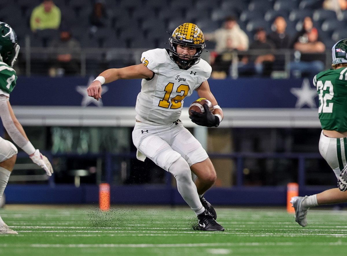 Malakoff QB Mike Jones takes off on his feet in the first half against Franklin in the 3A Division I Texas (UIL) state championship on Thursday at AT&T Stadium.