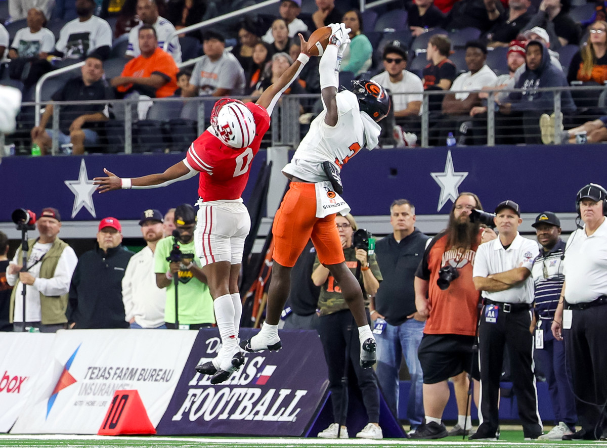 Bellville's Khaymon Jones and Gilmer's Ta'Erik Tate go for a jump ball in the UIL 4A Division II title at AT&T Stadium in December.