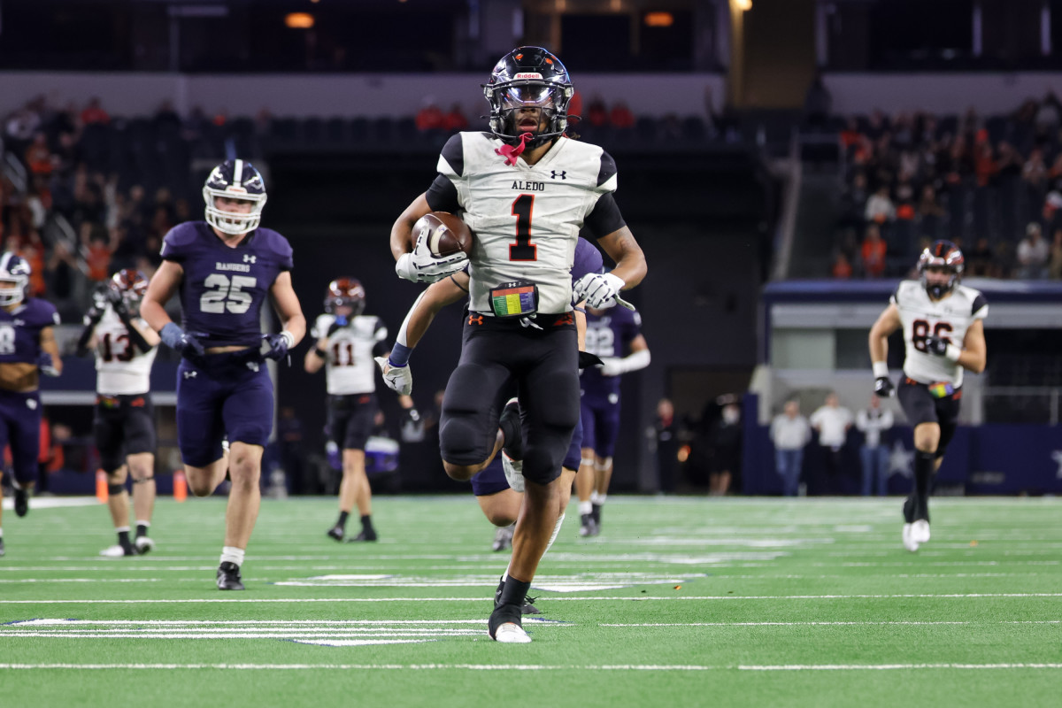 Hawk Patrick Daniels breaks free for a touchdown during Aledo's blowout repeat state title win over Smithson Valley on Friday night at AT&T Stadium.