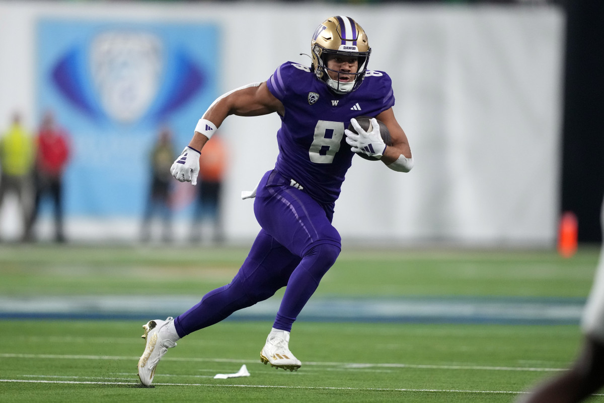 Dec 1, 2023; Las Vegas, NV, USA; Washington Huskies running back Will Nixon (8) carries the ball against the Oregon Ducks in the second half of the Pac-12 Championship game at Allegiant Stadium. Mandatory Credit: Kirby Lee-USA TODAY Sports
