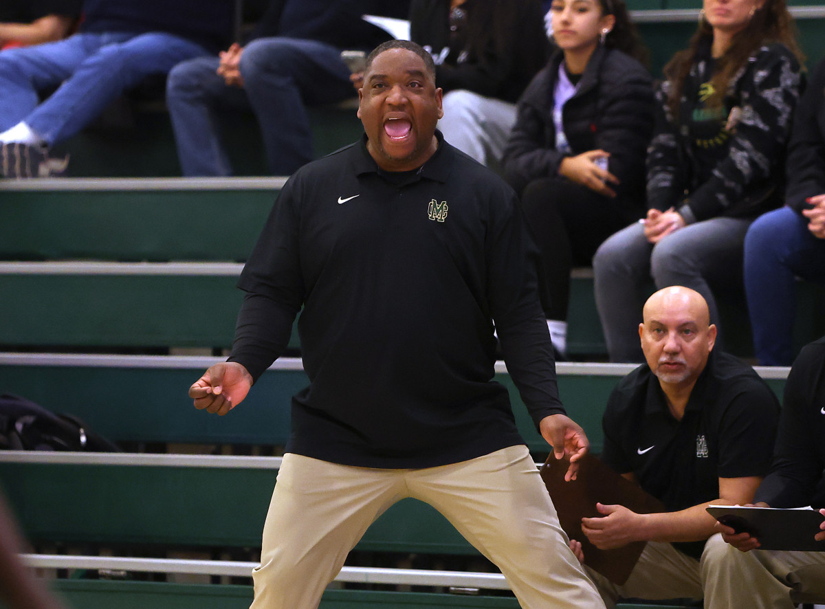 Moreau Catholic coach Frank Knight, who last week won his 400th game, is intent in back-and-forth game Monday in MLK Classic opener vs. Redwood. 